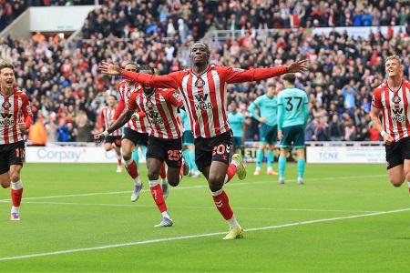 英超情报：扎卡伤缺桑德兰损兵，伯恩利双核归队新援有望首秀