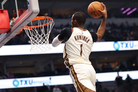 记者：库明加不太可能在截止日前去国王 他在字母哥的交易讨论中