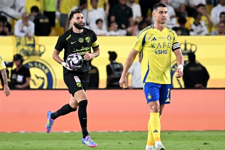 电讯报：C罗对本泽马获准加盟利雅得胜利的争冠劲敌感到愤怒