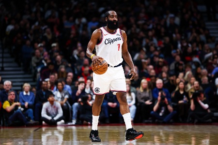 尼克·杨：哈登离开火箭不是每到一处都在降薪吗？他到哪儿都吃亏