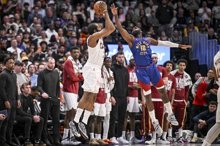 哈登：米切尔让我自由发挥 你很难从超级巨星那里得到这种待遇