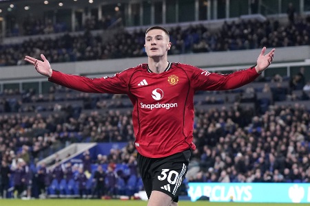 内维尔：卡里克正在把舍什科激活，这对曼联来说就是胜负手