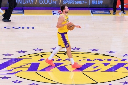 Skip：掘金被迫启用落选秀斯潘塞·琼斯 东契奇绝杀前推人了