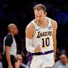 湖人自媒体；湖人今夏有意续约卢克·肯纳德 认为他很适合东里