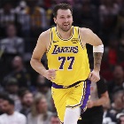 媒体人：东契奇一人单挑火箭 只要球在他手里都是直接或间接得分