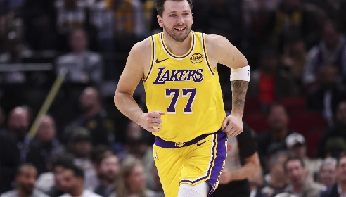 媒体人：东契奇一人单挑火箭 只要球在他手里都是直接或间接得分