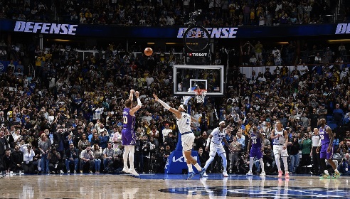 詹姆斯谈肯纳德三分绝杀：当我看到是谁要出手 我就知道稳了