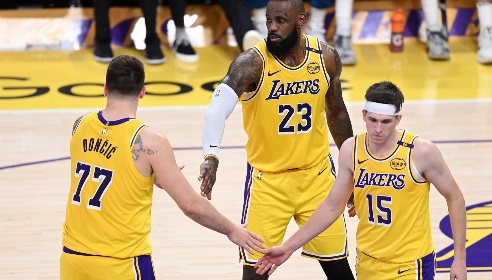 湖媒：联盟最准的三分手关键球竟被漏掉 这就是詹东里的牵制力