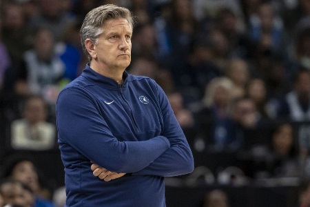 解说：爱德华兹缺阵后 森林狼全民皆兵 绿军在第四节突然断电