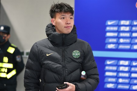 东体谈王钰栋：职业球员有情绪正常，但同样要有职业精神