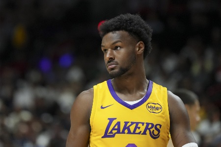 高效砍下26+7+5！詹姆斯发推赞叹布朗尼G联盟表现：他打疯了！