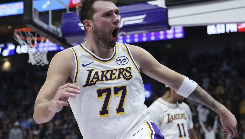 明天背靠背战骑士！海斯：东契奇能回归我很兴奋 你可别再吃T啦