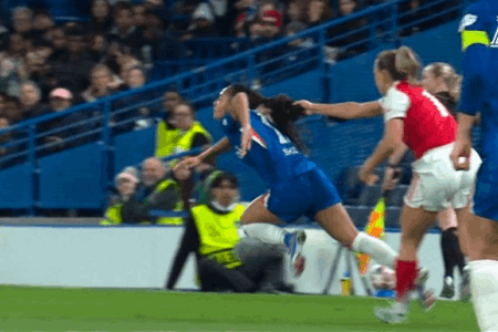 拉扯头发不吃牌！蓝军女足遭枪手淘汰，主帅抗议：还要VAR干什么