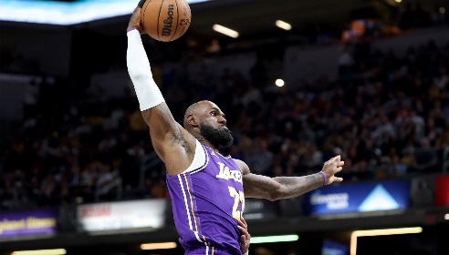 解说：这一场的老詹 彻底燃尽了自己 很好地盘活了球队