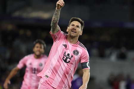 维斯塔潘：梅西在场上想进球就能进，你无法阻止他