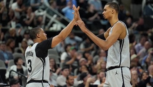 解说：文班伤退后马刺众志成城取胜 KJ效率一般但关键时刻得靠他