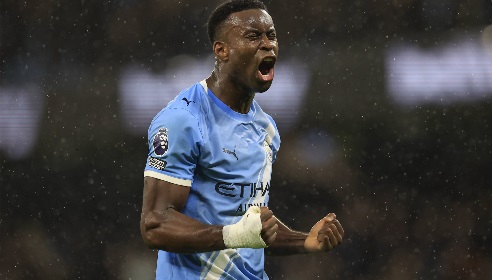 这钱花得值！25岁格伊冬窗救火曼城英超9战不败 周薪25万稳坐主力